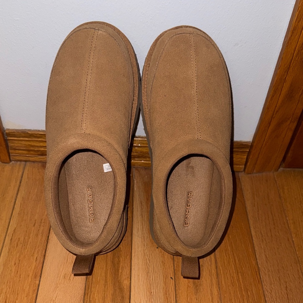Bombas Tan Suede Slip-On Slippers